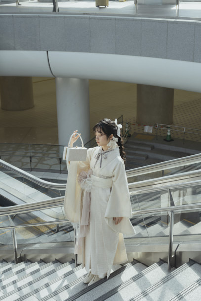 着物を羽織った女性