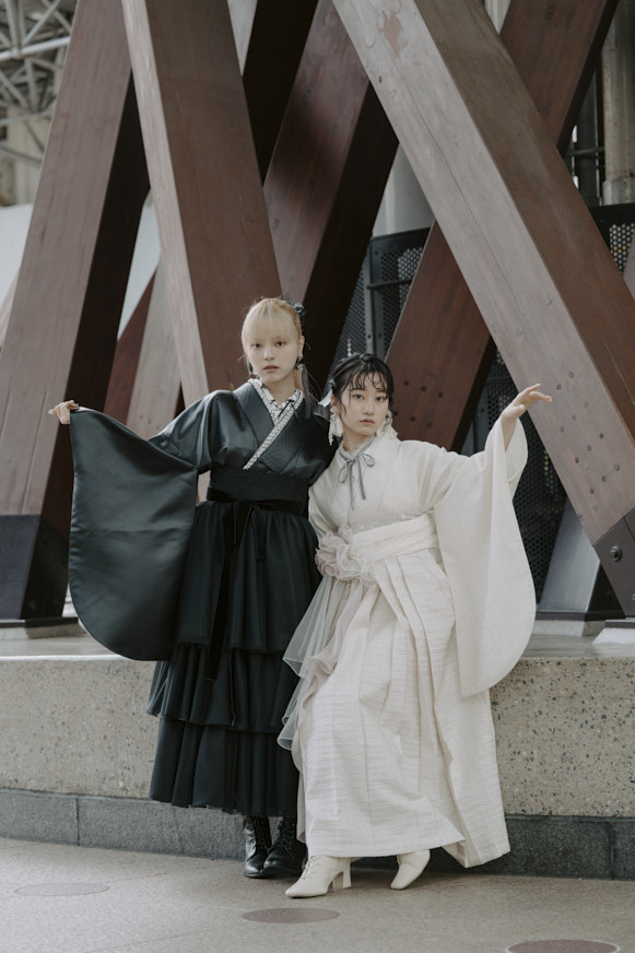 着物を羽織った2人の女性