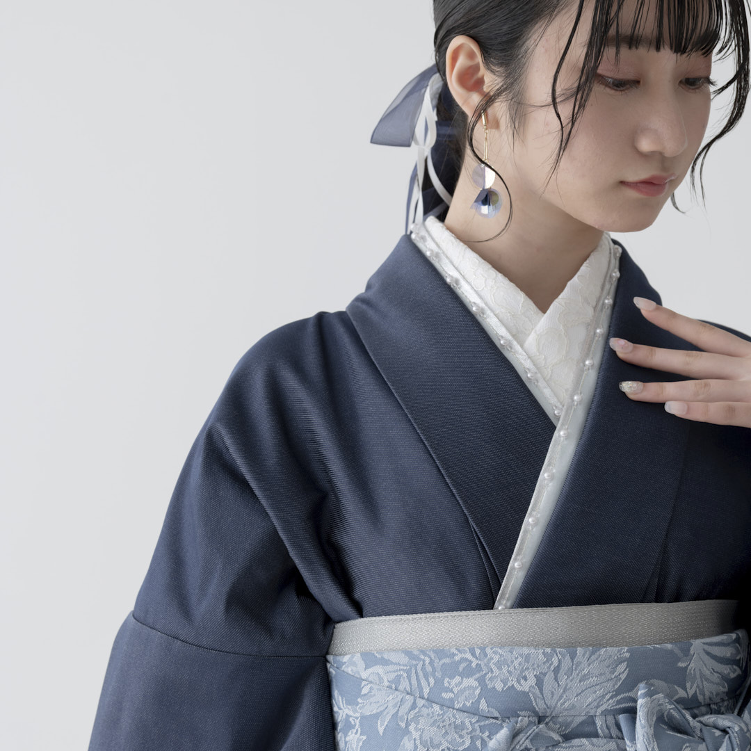 着物を羽織る女性