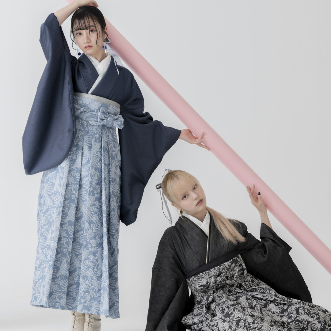 着物を羽織る2人の女性
