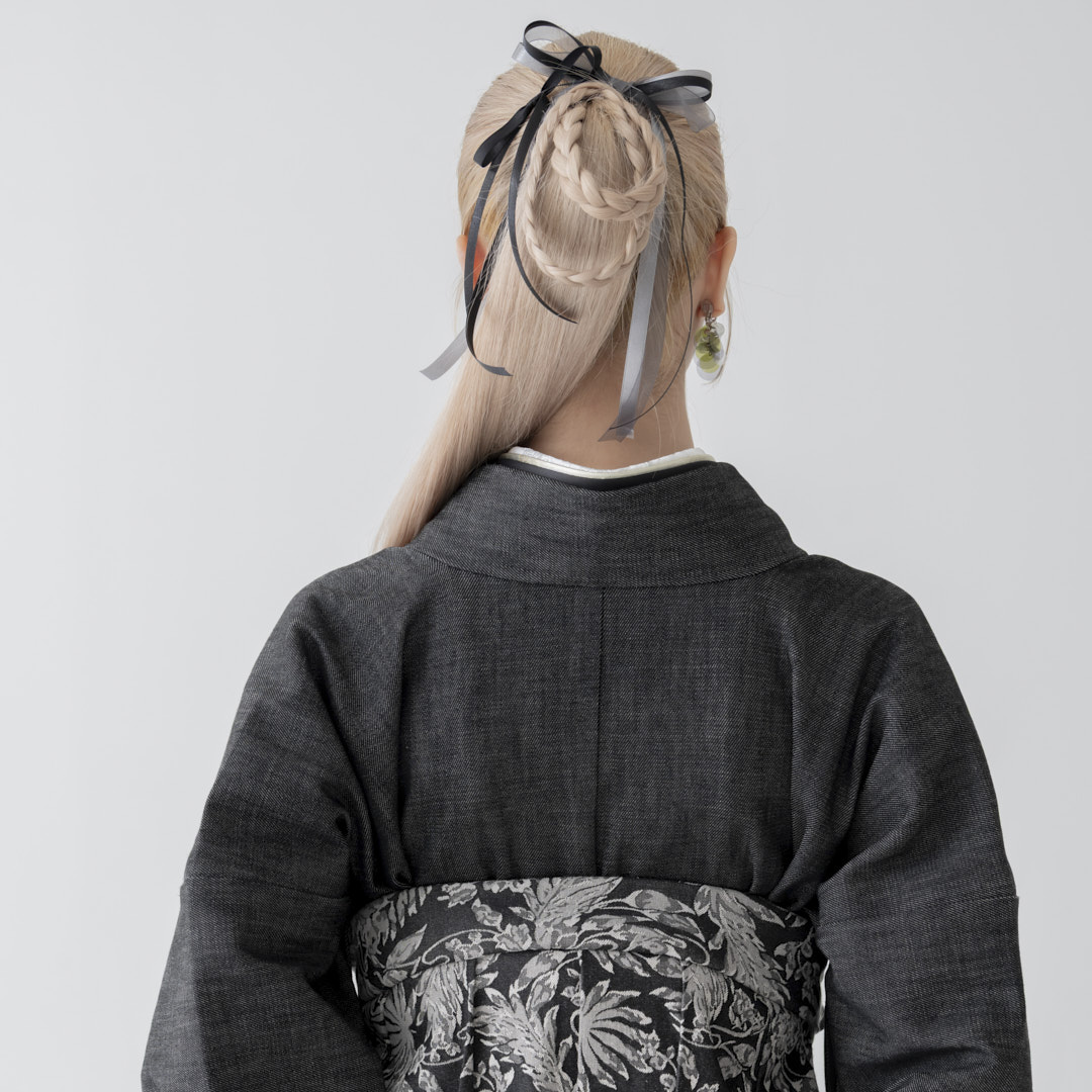 着物を羽織る女性