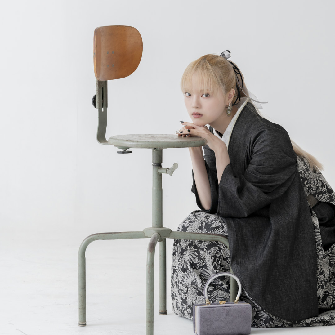 着物を羽織る女性