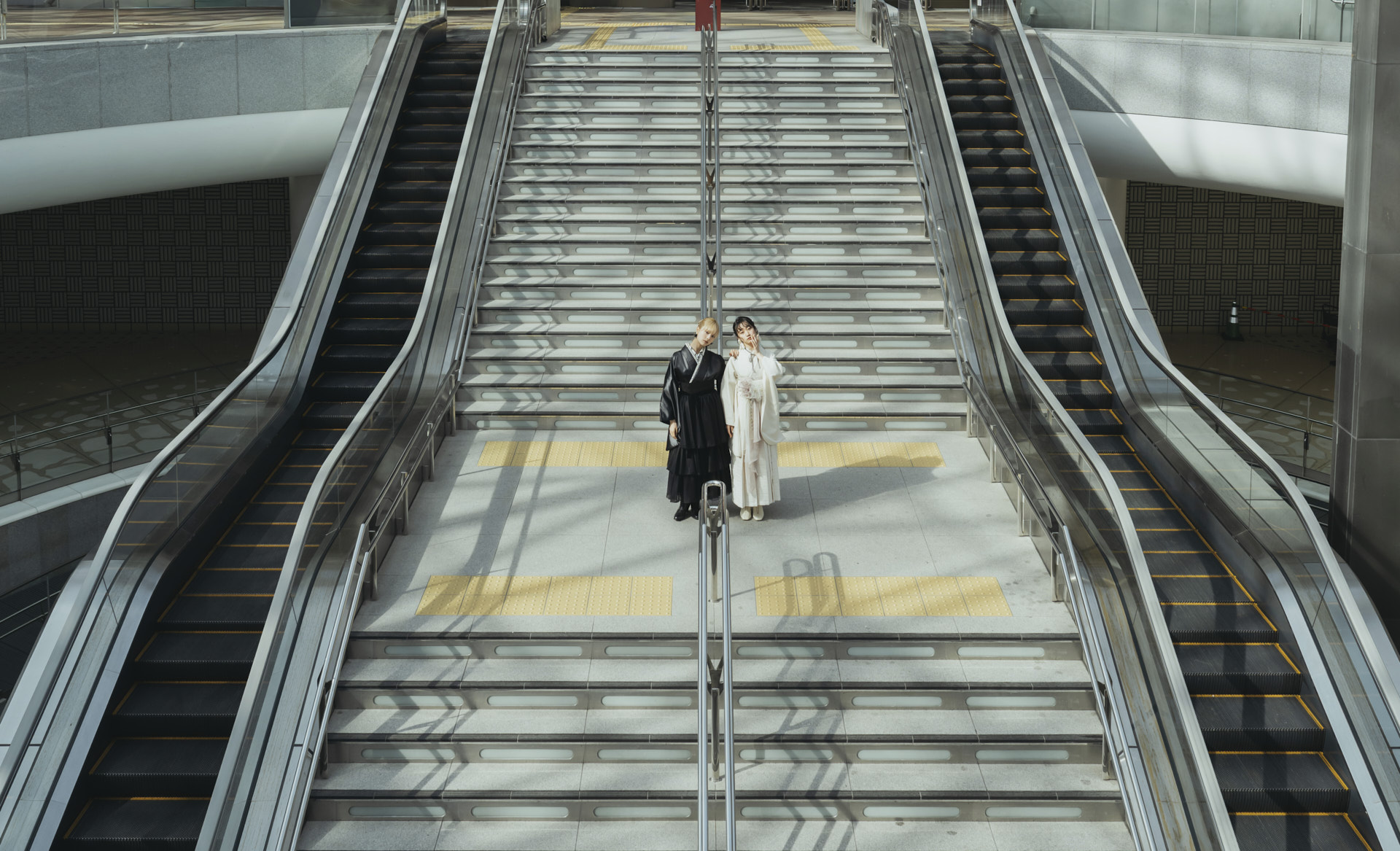 着物を羽織る2人の女性