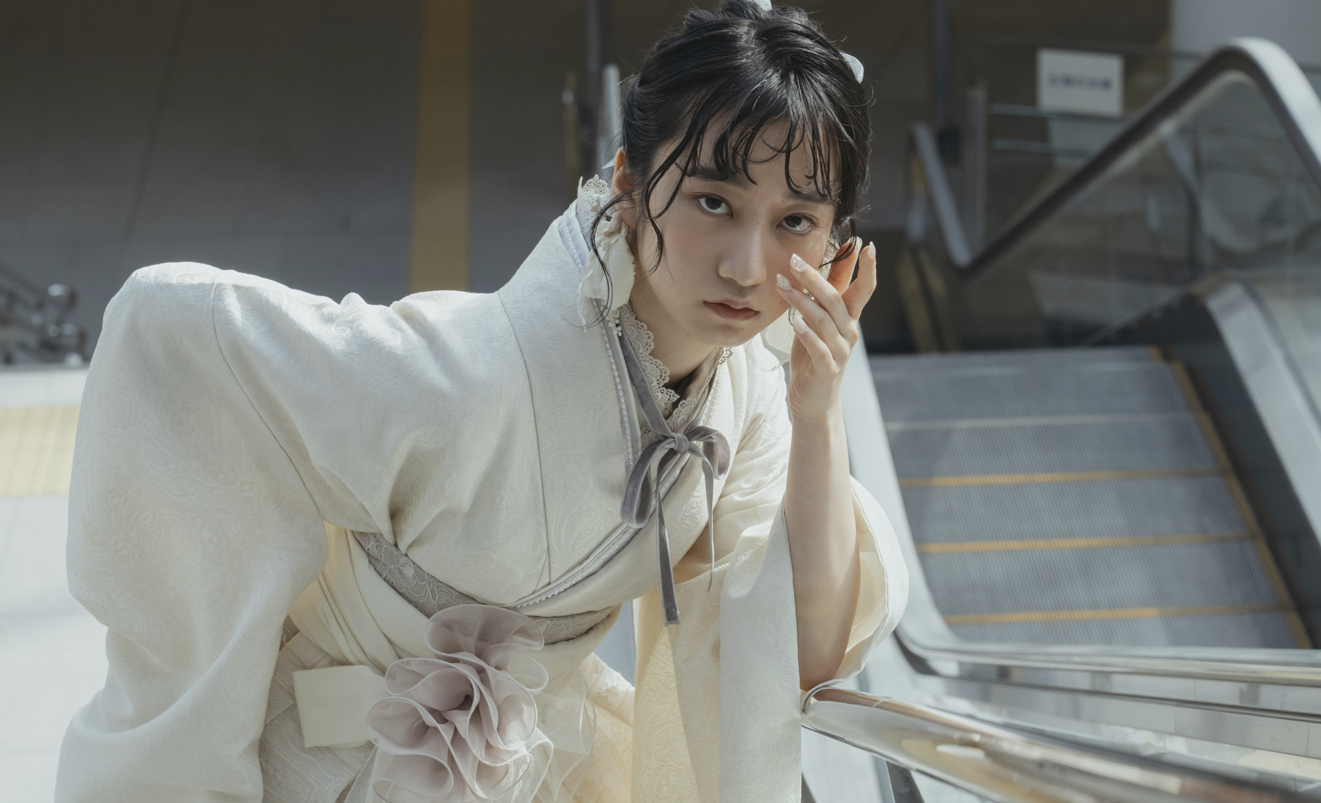 着物を羽織る女性