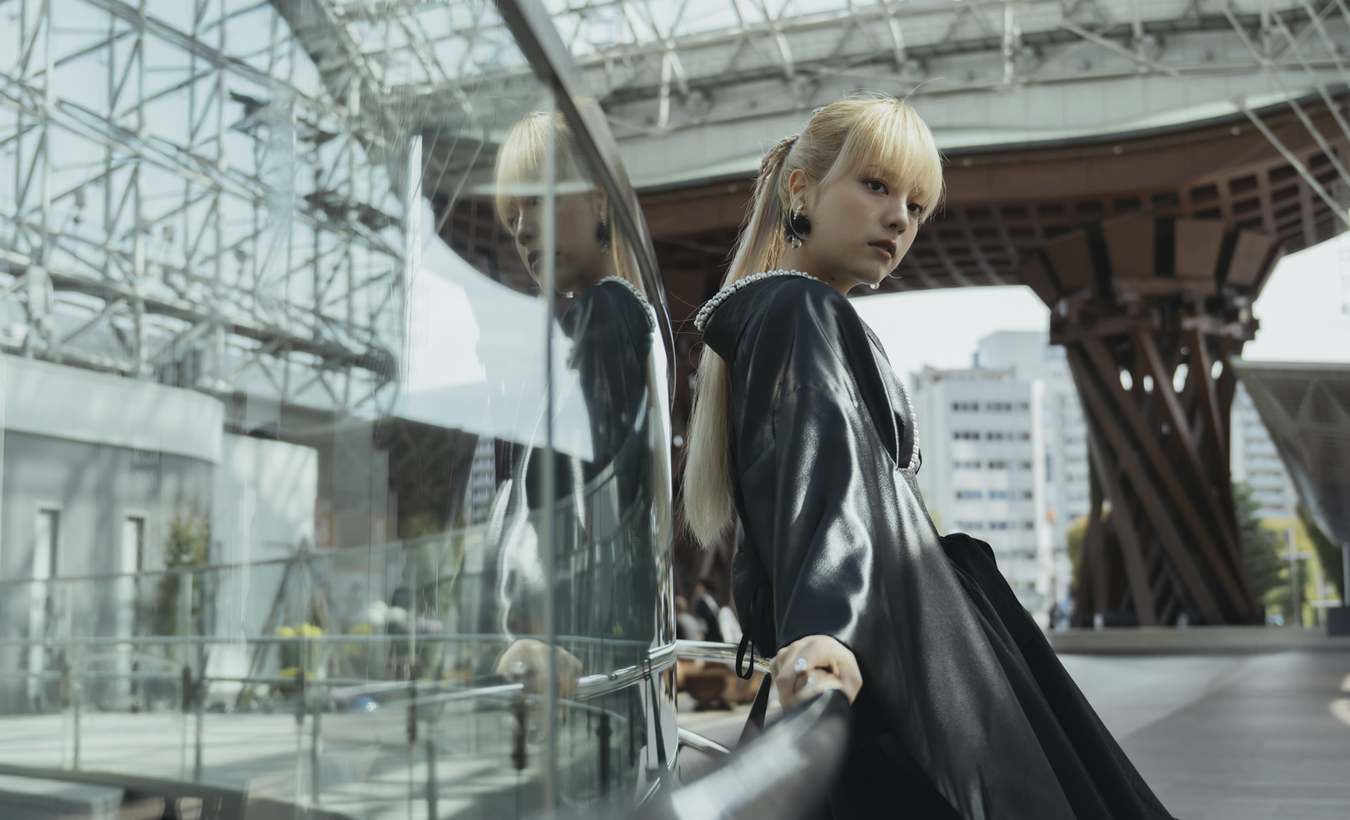 着物を羽織る女性