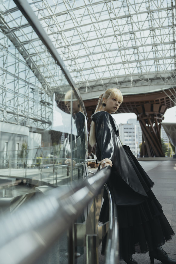 着物を羽織る女性