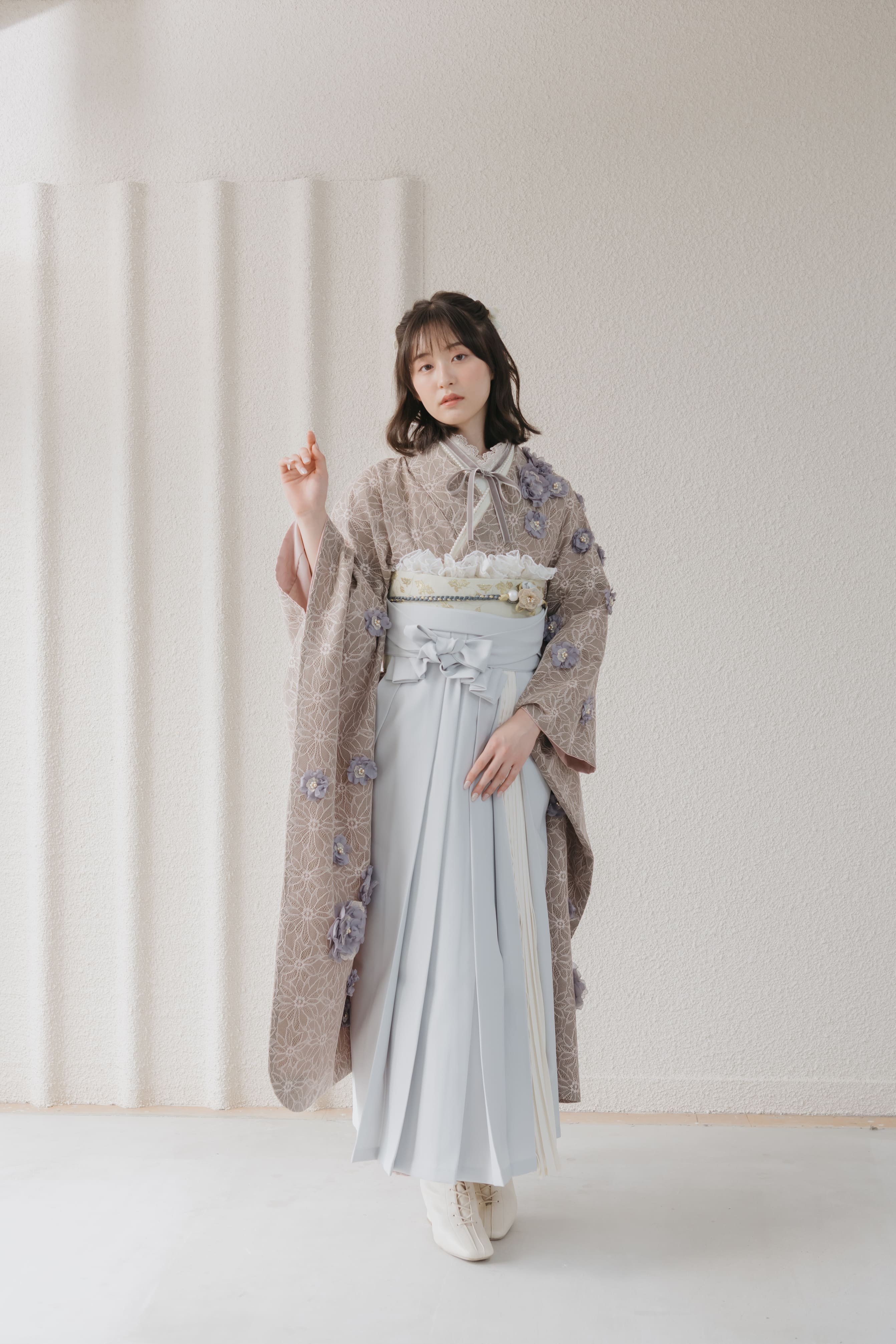 花飾りのピンクベージュ振袖×水色プリーツ袴　ｈ-003袴